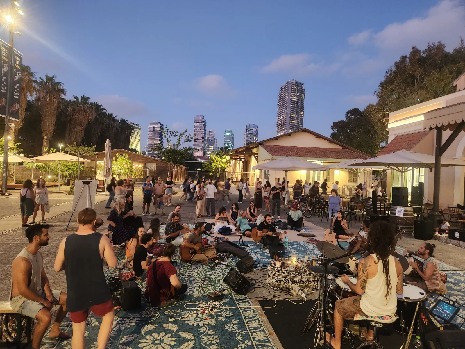 מעגל בתחנה ☆ מעגל שירה לריפוי ואחדות במתחם התחנה ת"א ☆ הכניסה חופשית — תמונה 2