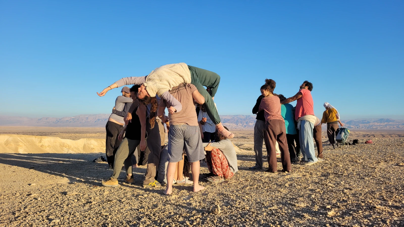 תמונה מתוך ריטריט קהילה וחיבורים במדבר בטבע.