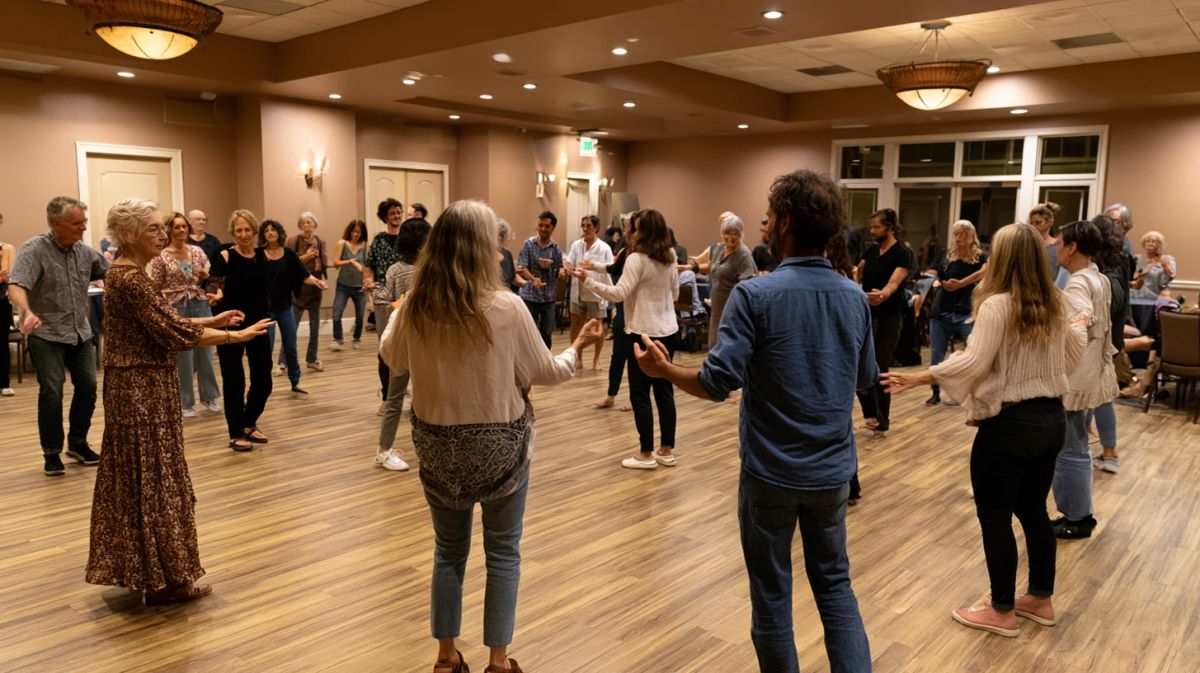 קבוצת משתתפים עומדת במעגל ומשתתפת בתרגיל תנועה קבוצתי